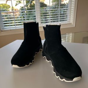 SOREL Kinetic Short Waterproof Boots in Black Suede Sz 7 New!